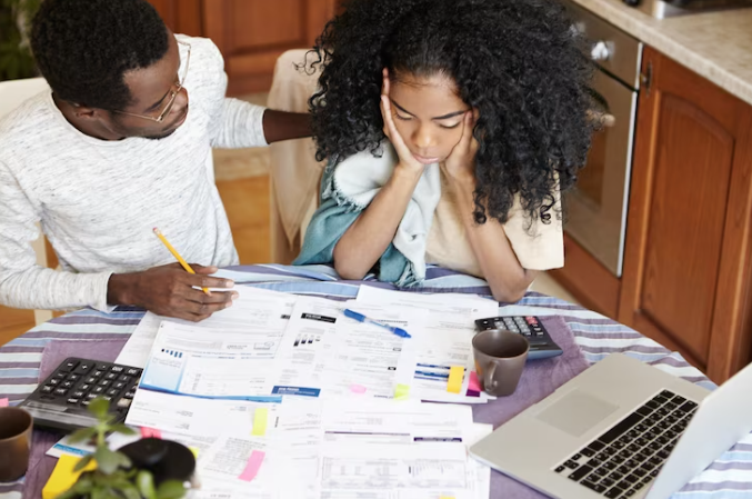 Pessoas sentadas ao redor de mesa com computador
